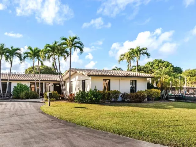 4-bedroom home for rent in Hallandale Beach - 636 Hibiscus Dr 0 - MondialRealty