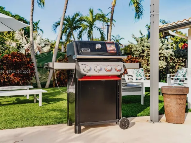 4-bedroom home for rent in Hallandale Beach - 636 Hibiscus Dr 0 - MondialRealty