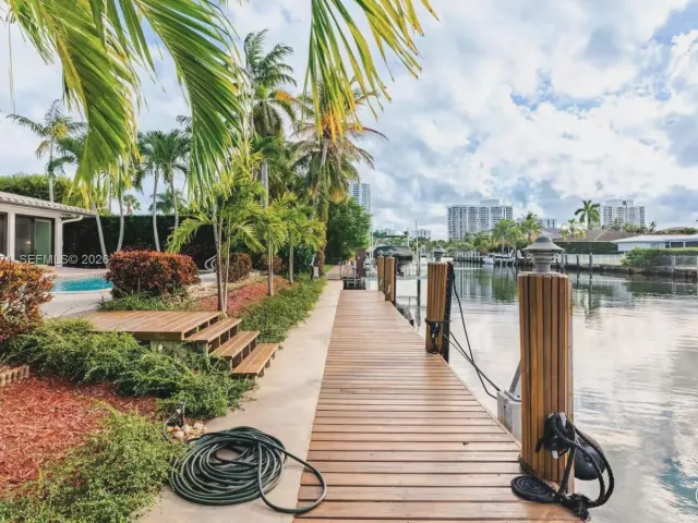 4-bedroom home for rent in Hallandale Beach - 636 Hibiscus Dr 0 - MondialRealty