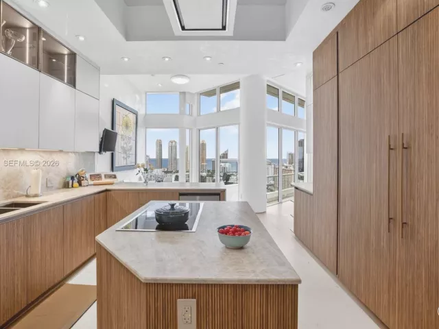 5-bedroom condo for sale in Aventura - 2600 Island Blvd PH-1 - MondialRealty