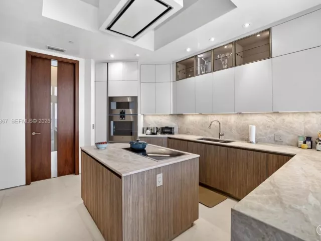 5-bedroom condo for sale in Aventura - 2600 Island Blvd PH-1 - MondialRealty