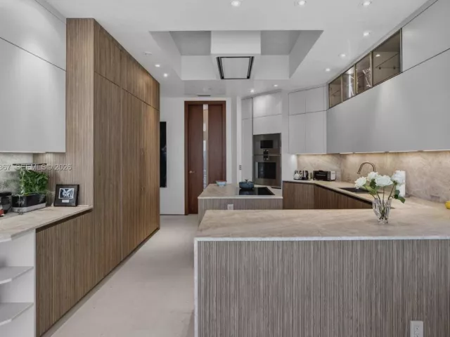 5-bedroom condo for sale in Aventura - 2600 Island Blvd PH-1 - MondialRealty