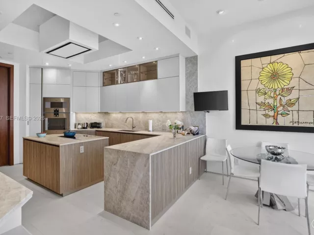 5-bedroom condo for sale in Aventura - 2600 Island Blvd PH-1 - MondialRealty