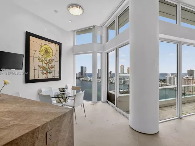 5-bedroom condo for sale in Aventura - 2600 Island Blvd PH-1 - MondialRealty