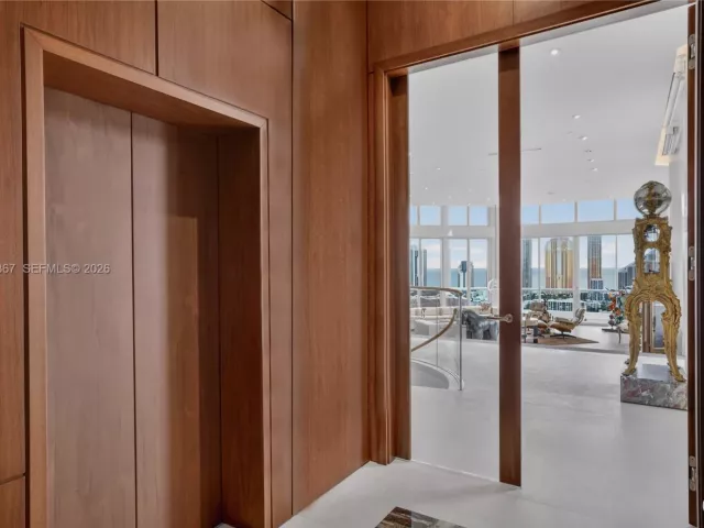 5-bedroom condo for sale in Aventura - 2600 Island Blvd PH-1 - MondialRealty