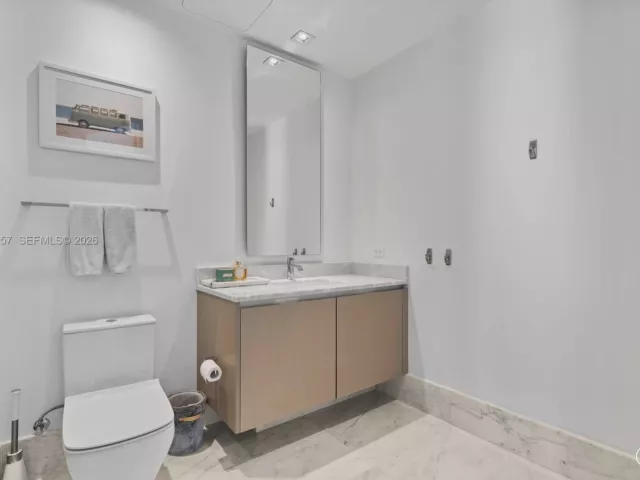 3-bedroom condo for rent in Sunny Isles Beach - 17141 Collins Ave 3002 - MondialRealty