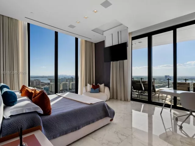 3-bedroom condo for rent in Sunny Isles Beach - 17141 Collins Ave 3002 - MondialRealty