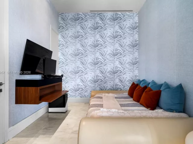 3-bedroom condo for rent in Sunny Isles Beach - 17141 Collins Ave 3002 - MondialRealty