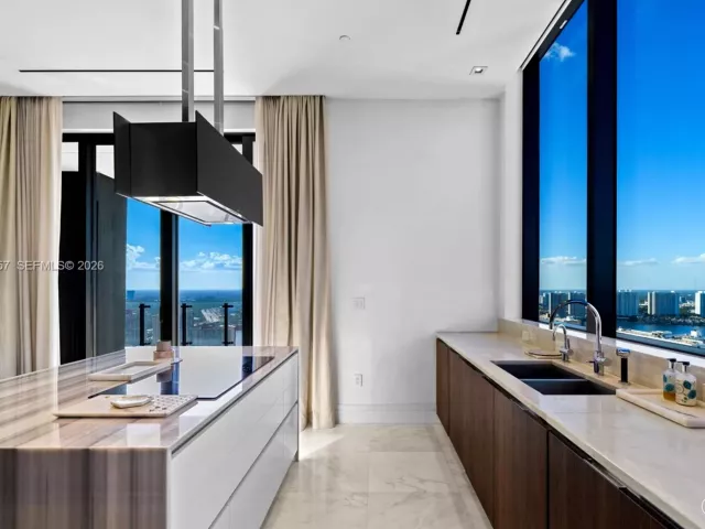 3-bedroom condo for rent in Sunny Isles Beach - 17141 Collins Ave 3002 - MondialRealty