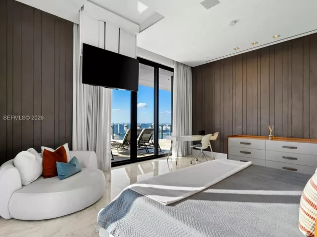 3-bedroom condo for rent in Sunny Isles Beach - 17141 Collins Ave 3002 - MondialRealty