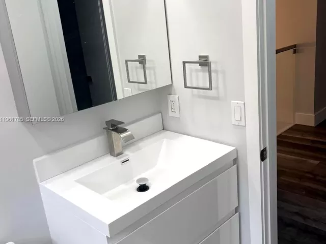 3-bedroom home for rent in Doral - 10225 NW 57th Ter 10225 - MondialRealty