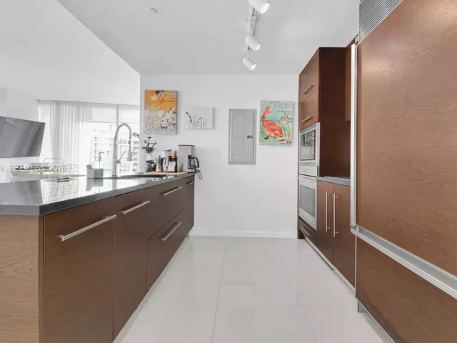 2-bedroom condo for sale in Miami - 465 Brickell Ave 5102 - MondialRealty