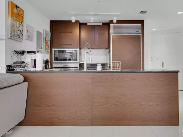 2-bedroom condo for sale in Miami - 465 Brickell Ave 5102 - MondialRealty