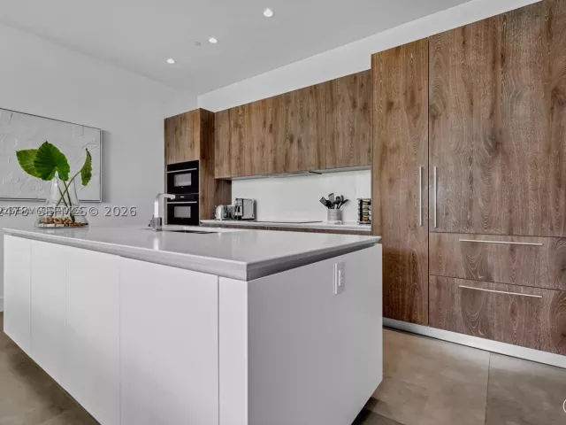 4-bedroom condo for sale in Miami - 650 NE 32nd St BH6 - MondialRealty