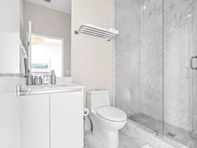 4-bedroom condo for sale in Miami - 650 NE 32nd St BH6 - MondialRealty