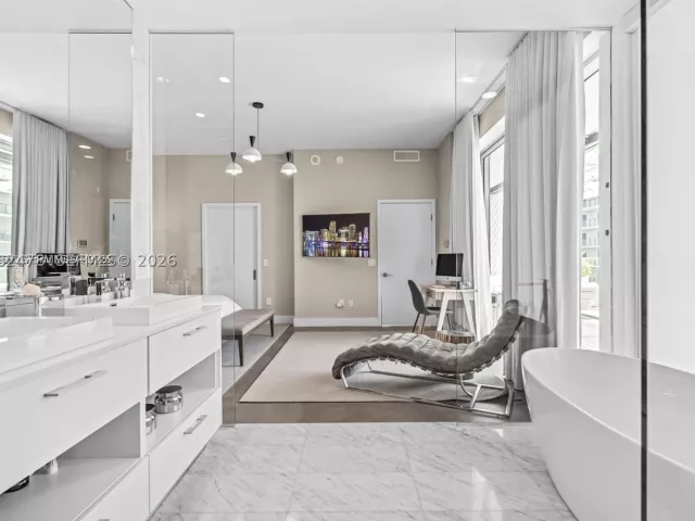 4-bedroom condo for sale in Miami - 650 NE 32nd St BH6 - MondialRealty