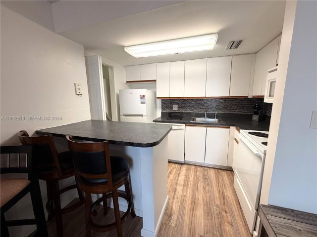 1-bedroom condo for rent in Miami - 770 Claughton Island Dr 606 - MondialRealty