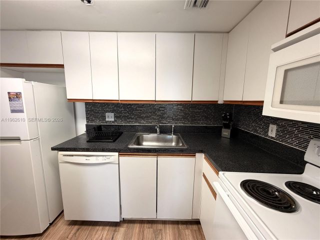 1-bedroom condo for rent in Miami - 770 Claughton Island Dr 606 - MondialRealty