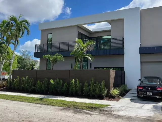 5-bedroom home for rent in Fort Lauderdale - 1700 NE 18th St 0 - MondialRealty