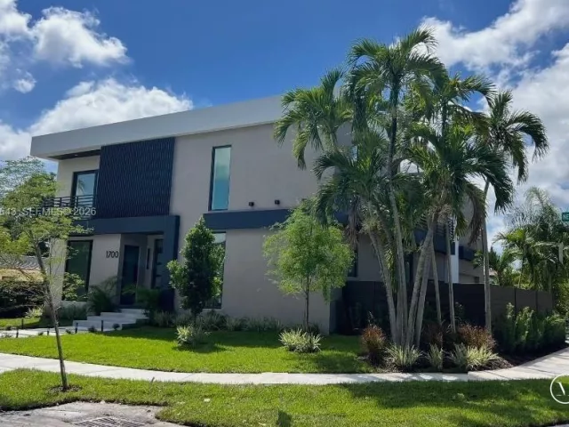 5-bedroom home for rent in Fort Lauderdale - 1700 NE 18th St 0 - MondialRealty