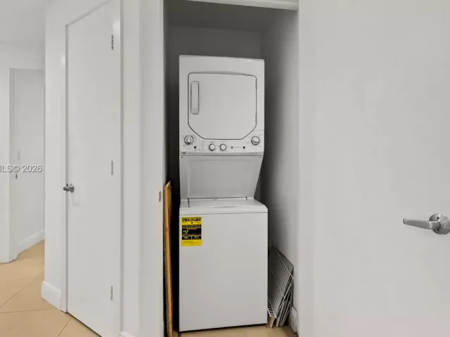 2-bedroom condo for rent in Miami - 1050 Brickell Ave 2620 - MondialRealty