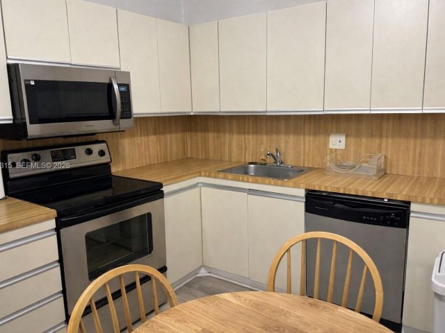 1-bedroom condo for rent in Hallandale Beach - 2500 Parkview Dr 1610 - MondialRealty