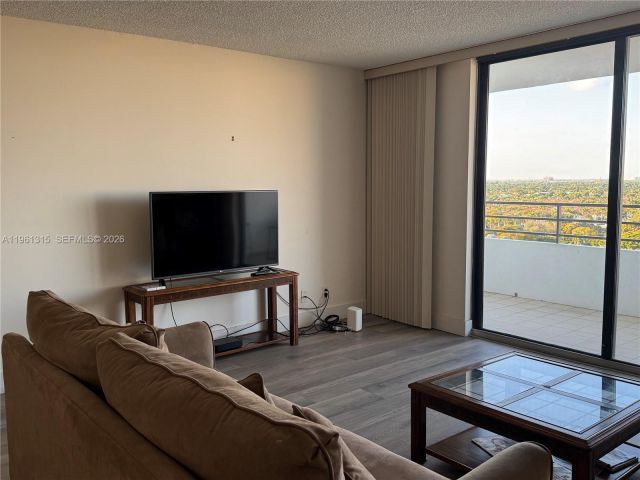 1-bedroom condo for rent in Hallandale Beach - 2500 Parkview Dr 1610 - MondialRealty