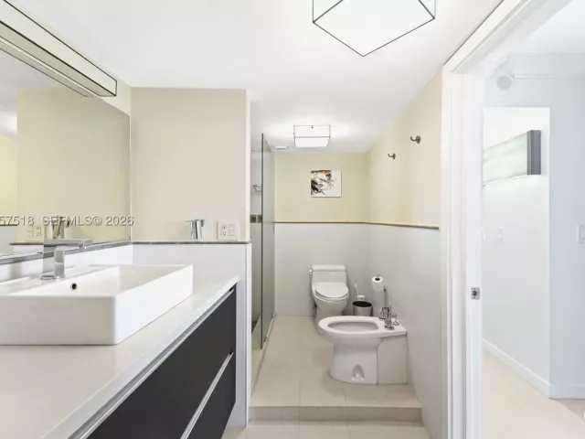 2-bedroom condo for sale in Miami Beach - 2655 Collins Ave 2301 - MondialRealty