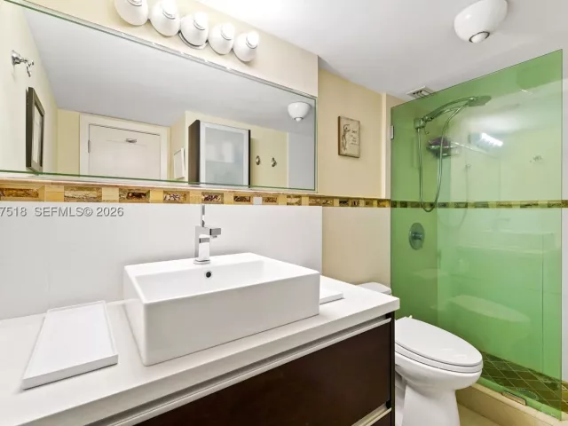 2-bedroom condo for sale in Miami Beach - 2655 Collins Ave 2301 - MondialRealty