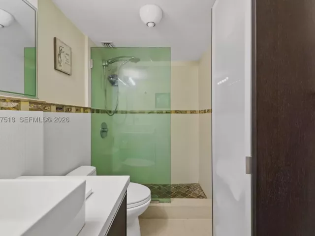 2-bedroom condo for sale in Miami Beach - 2655 Collins Ave 2301 - MondialRealty