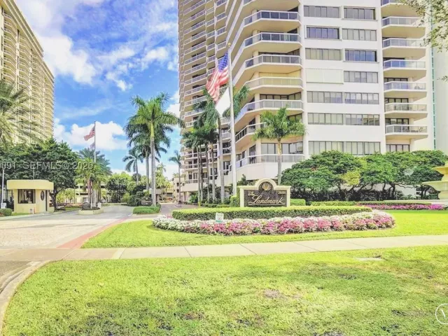 2-bedroom condo for sale in Aventura - 20185 E Country Club Dr 2505 - MondialRealty