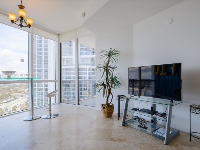 Apartment for rent  Unit #1703 - photo 7405080