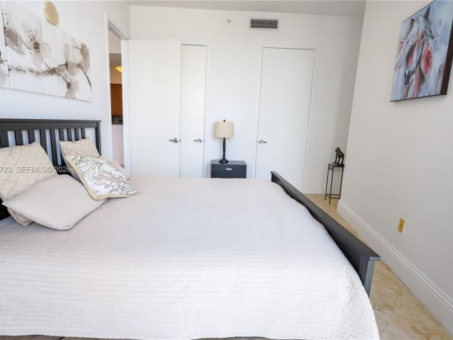 Apartment for rent  Unit #1703 - photo 7405082