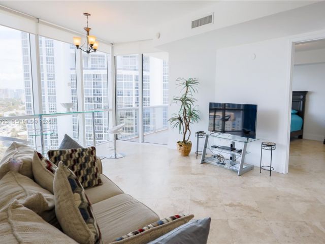 Apartment for rent  Unit #1703 - photo 7405091