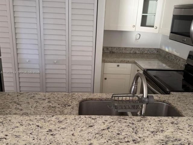 1-bedroom condo for sale in Miami - 540 Brickell Key Dr 1505 - MondialRealty