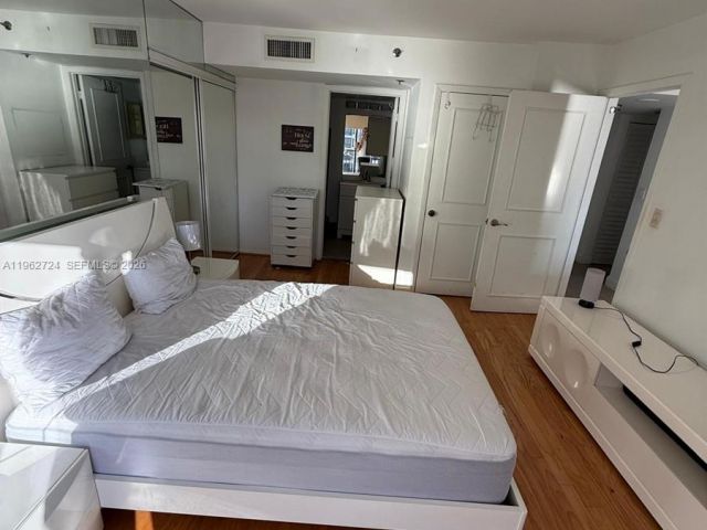 1-bedroom condo for sale in Miami - 540 Brickell Key Dr 1505 - MondialRealty