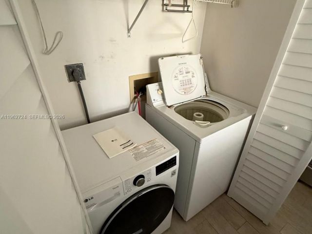 1-bedroom condo for sale in Miami - 540 Brickell Key Dr 1505 - MondialRealty