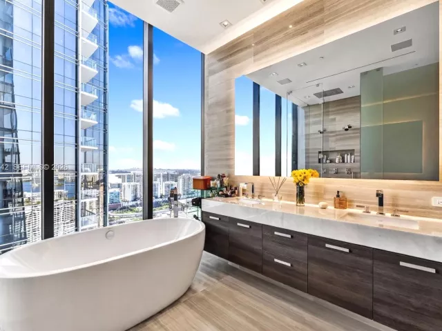 2-bedroom condo for sale in Sunny Isles Beach - 17141 Collins Ave 2902 - MondialRealty