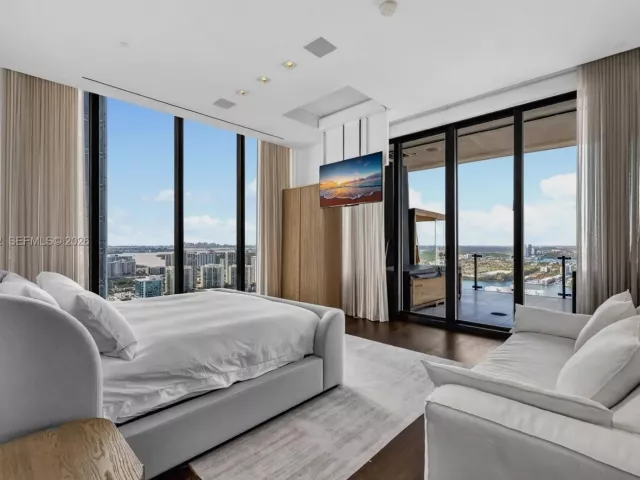 2-bedroom condo for sale in Sunny Isles Beach - 17141 Collins Ave 2902 - MondialRealty