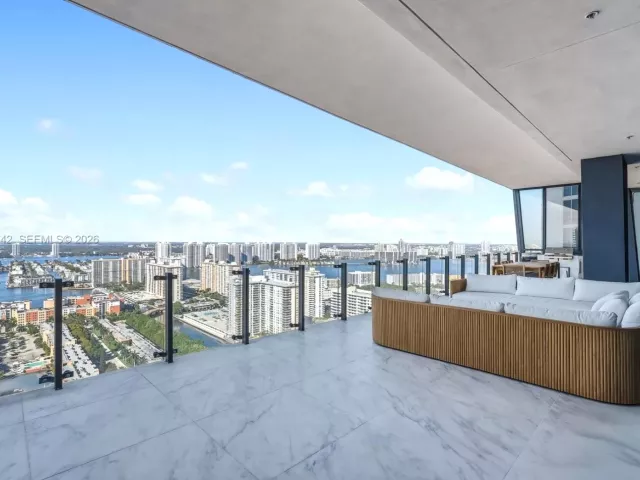 2-bedroom condo for sale in Sunny Isles Beach - 17141 Collins Ave 2902 - MondialRealty