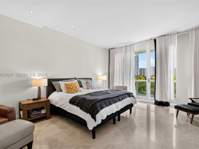 3-bedroom condo for sale in Sunny Isles Beach - 16500 Collins Ave TH-9 - MondialRealty