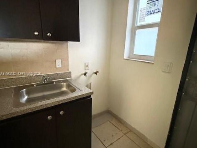 3-bedroom home for rent in Miami - 14620 Monroe St x - MondialRealty
