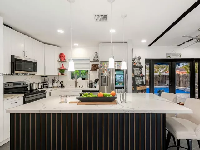 4-bedroom home for sale in Pembroke Pines - 200 SW 69th Ter - MondialRealty