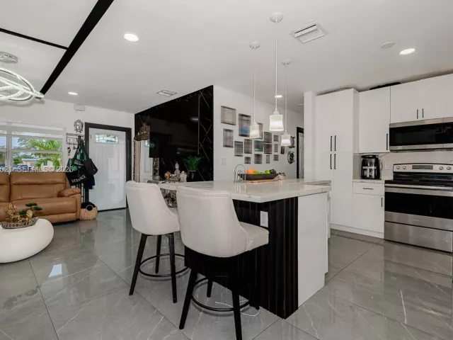 4-bedroom home for sale in Pembroke Pines - 200 SW 69th Ter - MondialRealty