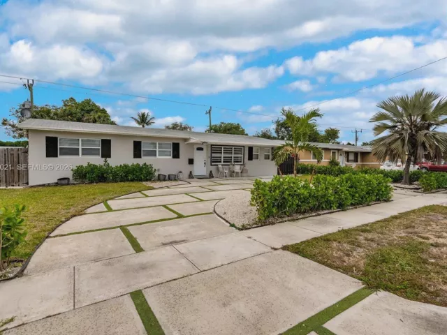 4-bedroom home for sale in Pembroke Pines - 200 SW 69th Ter - MondialRealty