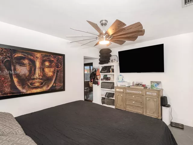 4-bedroom home for sale in Pembroke Pines - 200 SW 69th Ter - MondialRealty