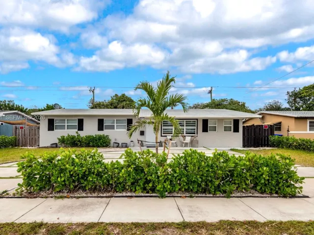 4-bedroom home for sale in Pembroke Pines - 200 SW 69th Ter - MondialRealty