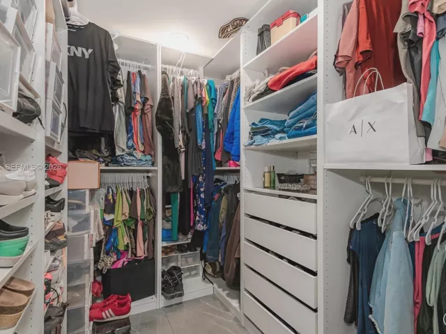 4-bedroom home for sale in Pembroke Pines - 200 SW 69th Ter - MondialRealty