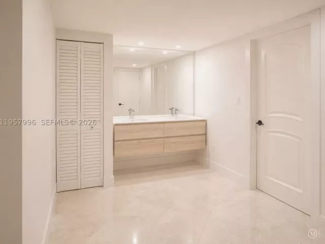 2-bedroom condo for sale in Miami - 520 Brickell Key Dr A1904 - MondialRealty