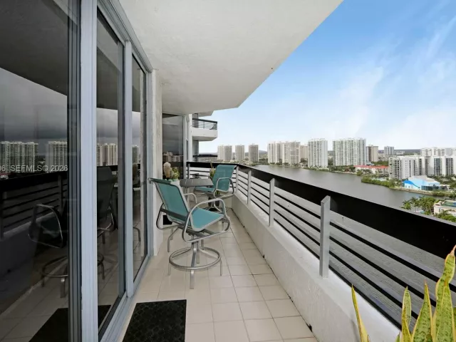 2-bedroom condo for sale in Aventura -  - MondialRealty